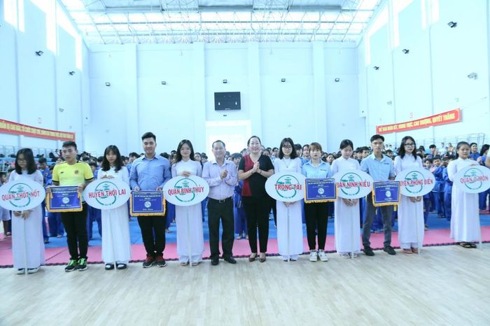 Các đại biểu tặng cờ lưu niệm cho các đơn vị tham gia giải thể thao học sinh.