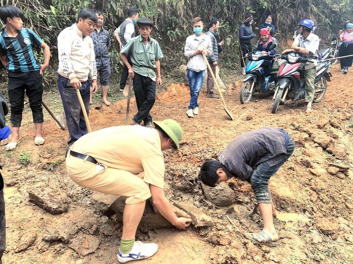 Cán bộ và bà con xã Chế Cu Nha tích cực tham gia “Ngày cuối tuần cùng dân”