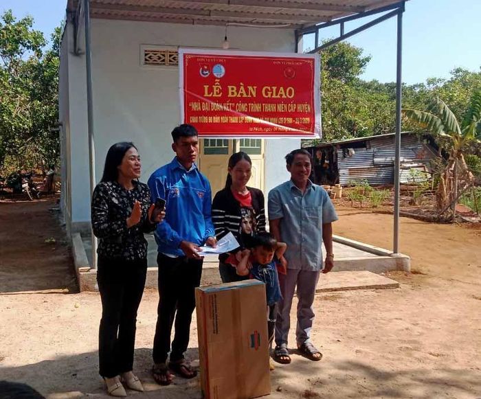 Bàn giao nhà cho gia đình ông Kpuih Kái (làng Grang, xã Ia Pếch, huyện Ia Grai). Ảnh: Lê Đại