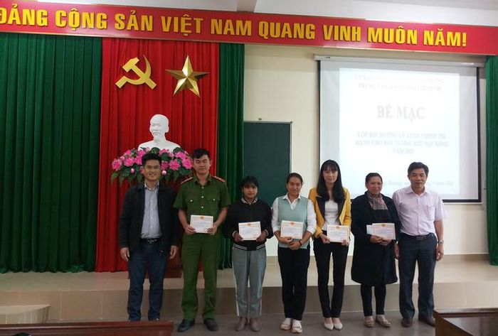 Tặng giấy khen cho các học viên đạt thành tích xuất sắc trong đợt bồi dưỡng