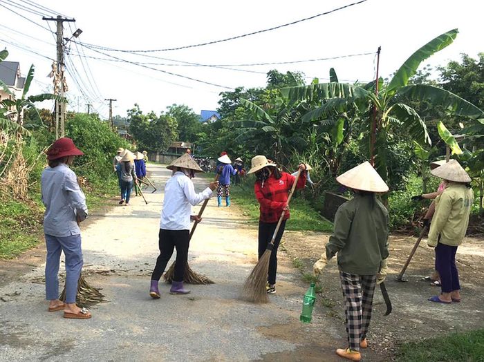 Nhân dân Chí Đám ra quân dọn dẹp, vệ sinh đường làng, ngõ xóm xây dựng môi trường xanh, sạch đẹp