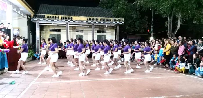 ... và dân vũ phát triển sôi nổi ở Chí Đám