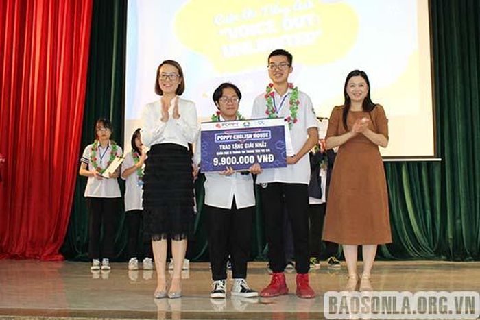 Ban Tổ chức Cuộc thi trao giải Nhất cho đội đoạt giải
