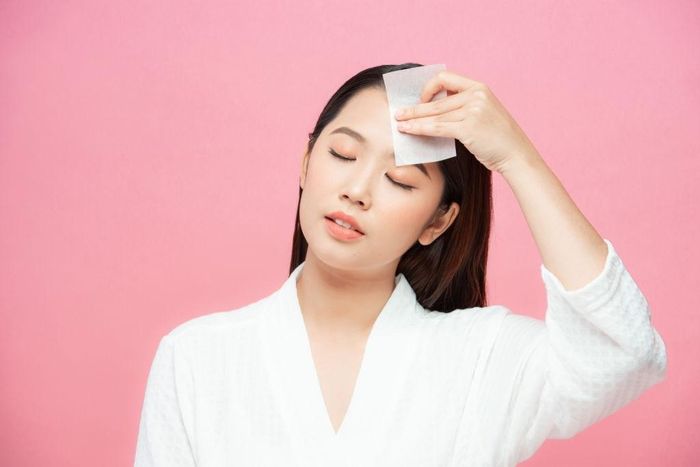 Cách nhận biết da hỗn hợp là dùng giấy thấm dầu để kiểm tra độ nhờn ở các vùng trên khuôn mặt. Ảnh: iStock.