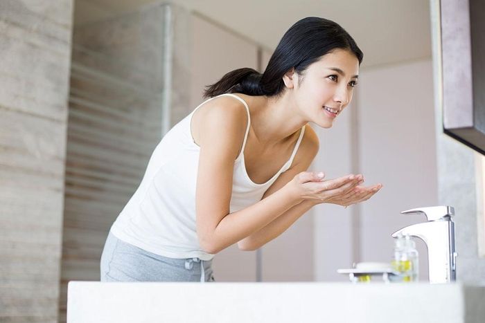 Để duy trì vẻ đẹp của làn da thường, bạn nên tạo thói quen chăm sóc hàng ngày. Ảnh: Getty.