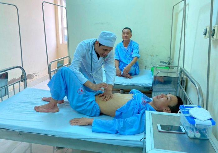 BSCK II Cao Văn Học thăm khám cho bệnh nhân sau phẫu thuật nội soi điều trị viêm phúc mạc ruột thừa.