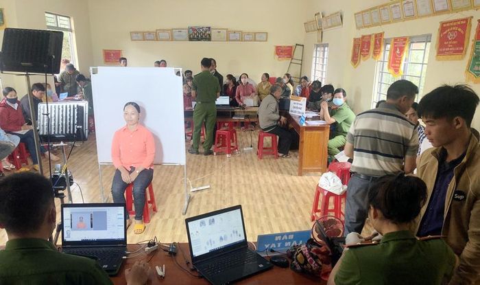 CAH Đắk Song cấp CCCD tại bản Đầm Giò. 