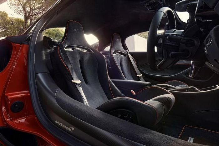 Để làm được điều này, các kỹ sư của McLaren đã phải làm thêm giờ trong suốt 4 năm dài nhằm tối ưu hóa vật liệu carbon theo công nghệ mới.