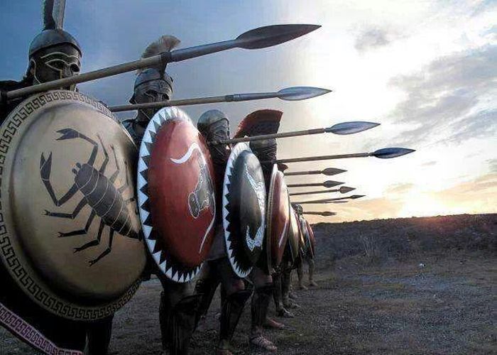 Trên chiến trường, đội hình phalanx rất khó công phá theo hướng trực diện, nhưng lại khá yếu ở hai cánh. Nếu không có lực lượng phụ trợ bảo vệ, hai cánh của phalanx rất dễ bị đổi phương khoét sâu và làm tan rã cả đội hình bằng những lực lượng cơ động.