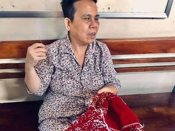 Bà Hải – một trong những người bị khiếm thị sống tại Trung tâm Bảo trợ xã hội Quảng Nam đang thoải mái sáng tạo tác phẩm “Thêu vá” theo cách của mình - ảnh NVCC