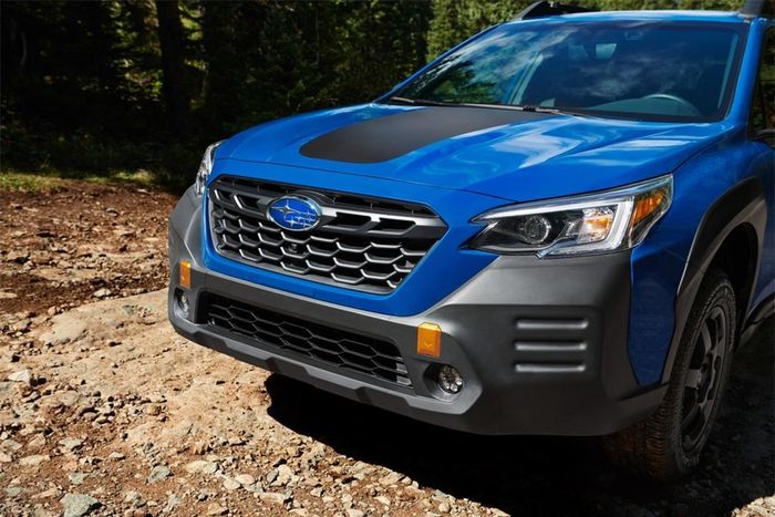 Dòng xe này chỉ có duy nhất màu sơn xanh Geyser Blue, đây là màu sơn xuất hiện trong logo của Subaru. Phần cản trước/sau trên Outback Wilderness thay đổi thiết kế giúp tăng góc tiếp cận và góc thoát lên mức 20 độ và 23,6 độ.