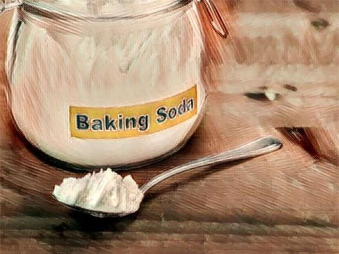 Banking soda có tính kiềm, là một liệu pháp hiệu quả cho bàn tay nhiều mồ hôi. Hòa ba muỗng canh baking soda vào nước ấm và ngâm tay trong đó trong 20 phút. Thực hiện phương pháp này thường xuyên sẽ cho hiệu quả bất ngờ.