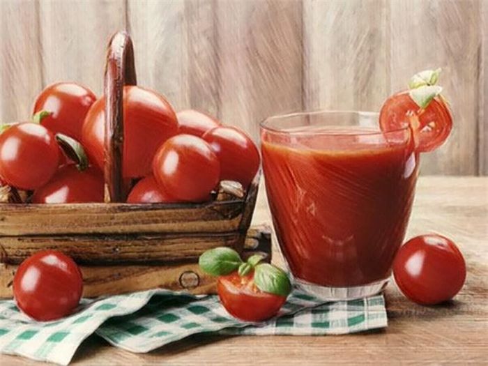 Nước ép cà chua: Chất dinh dưỡng có trong nước ép cà chua được chứng minh là biện pháp khắc phục hoàn hảo cho cho chứng mồ hôi tay. Các thành phần trong nước ép cà chua có thể làm mát nhiệt độ cơ thể. Cố gắng ngâm tay trong nước ép cà chua trong vài phút, nồng độ natri trong nước ép có thể làm khô lòng bàn tay.