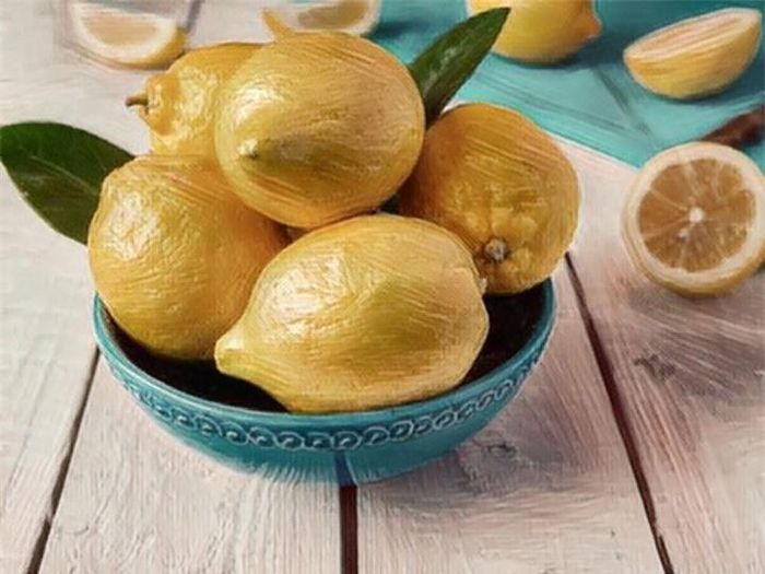 Nước cốt chanh: Chanh có axit xitric như một chất khử mùi tự nhiên và có tác dụng trong việc kiểm soát mồ hôi. Axit xitric có thể loại bỏ vi khuẩn và cho mùi hương dễ chịu.