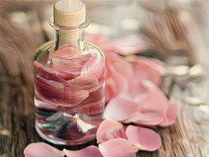 Nước hoa hồng: Hãy thử sử dụng nước hoa hồng hữu cơ để loại bỏ mồ hôi tay. Trộn đều phần nước hoa và giấm và lau mỗi sáng sau khi thức dậy. Nó sẽ làm giảm mồ hôi tay của bạn.