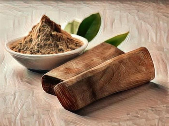 Bột đàn hương: Bột gỗ đàn hương trắng có khả năng kiểm soát mồ hôi nhiều ở bàn tay và bàn chân. Chúng có thể hấp thụ độ ẩm từ da và giữ cho da khô. Lấy 1 muỗng canh bột gỗ đàn hương, sau đó thêm nước chanh và nước hoa hồng để làm bột nhão. Bôi hỗn hợp này lên vùng bị mồ hôi và rửa lại sau 20 phút.