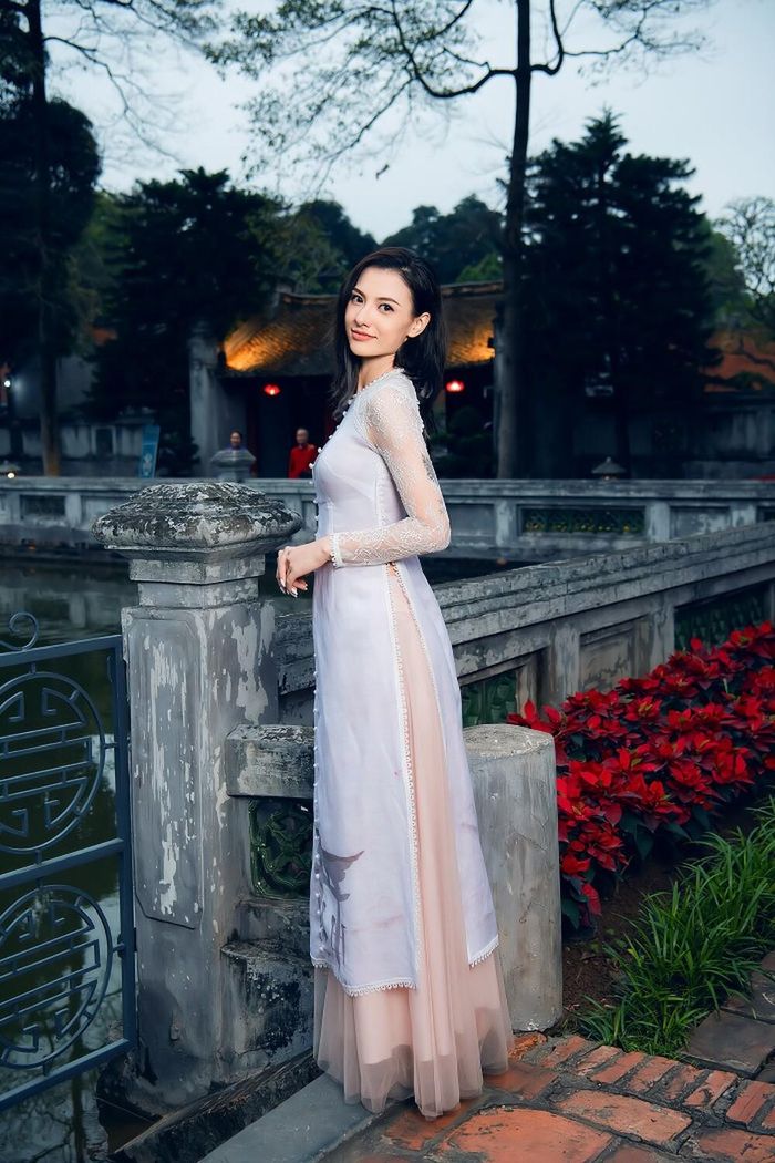 Nếu Ngọc Hân lấy cảm hứng từ Ấn Độ thì NTK Hà Duy lại đưa văn hóa Nhật Bản vào bộ sưu tập áo dài 