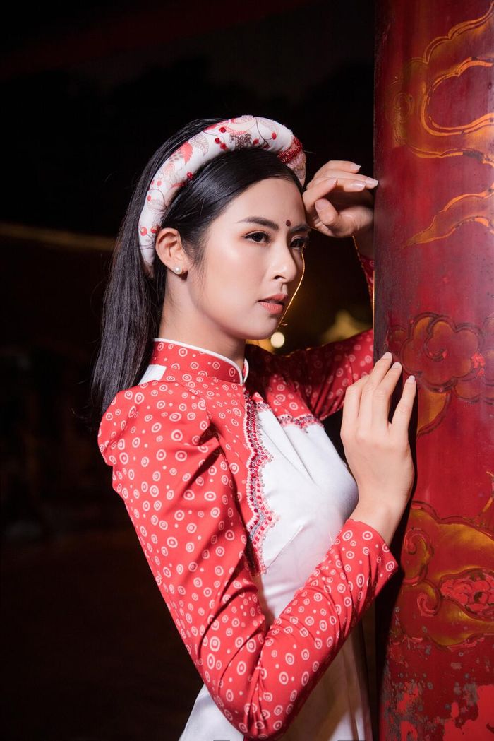Ngọc Hân diện áo dài kết hợp với mấn đội đầu duyên dáng
