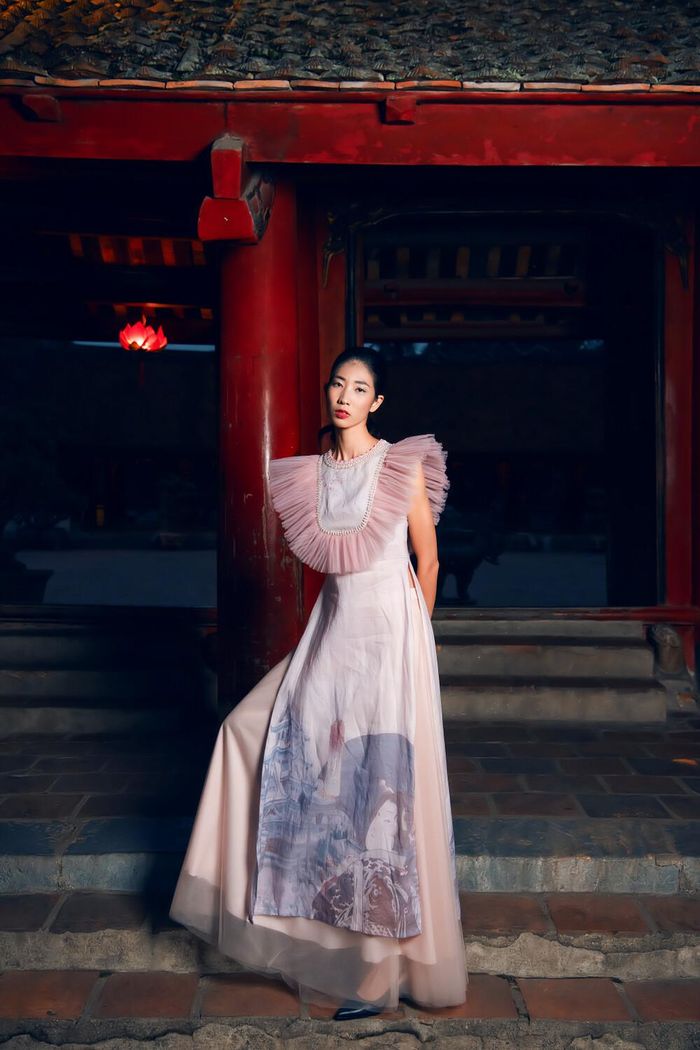 Áo dài cách tân bay bổng, lãng mạn phù hợp với những cô nàng ưa chuộng sự nữ tính, nhẹ nhàng 