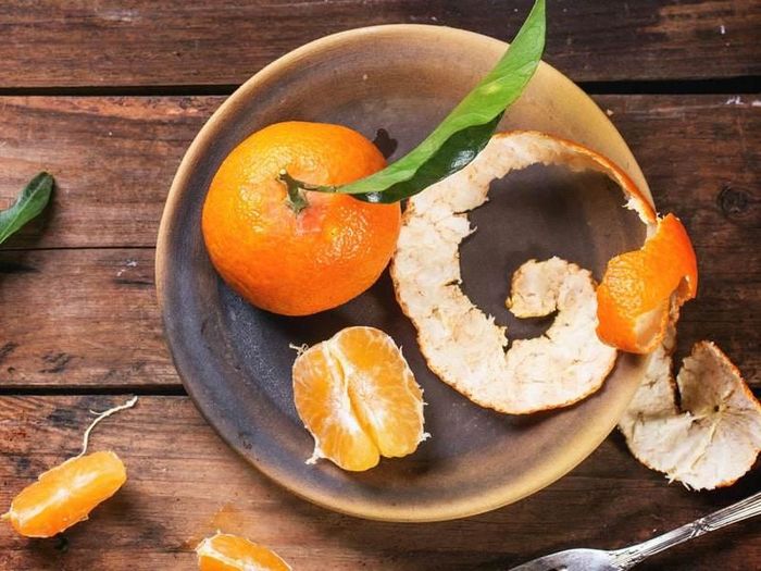 Thay vì sử dụng các sản phẩm làm sạch da hóa học, bà mẹ một con ưu tiên sử dụng vỏ cam, chanh để tẩy tế bào chết. Theo đó, mỗi khi tắm phút, Lâm Tâm Như sẽ ngâm mình cùng 2 nguyên liệu này trong bồn khoảng 5 - 10 phút và sau đó tắm lại bằng nước sạch. Tinh chất có từ vỏ cam, chanh giúp tẩy đi các tế bào già cỗi, tăng cường độ sáng mịn của làn da. 
