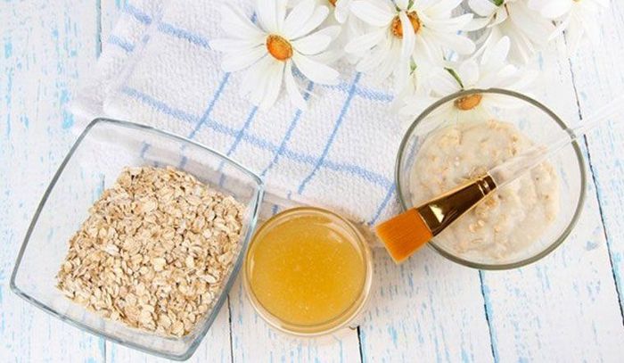 Trong khi yến mạch giúp hấp thụ dầu thừa, tẩy tế bào chết và làm thông thoáng lỗ chân lông thì lòng trắng trứng có tác dụng làm săn chắc và làm đều màu da. Kết hợp cùng 1 vài giọt mật ong có hiệu quả làm dịu nhẹ, chữa lành những tổn thương da hiệu quả.