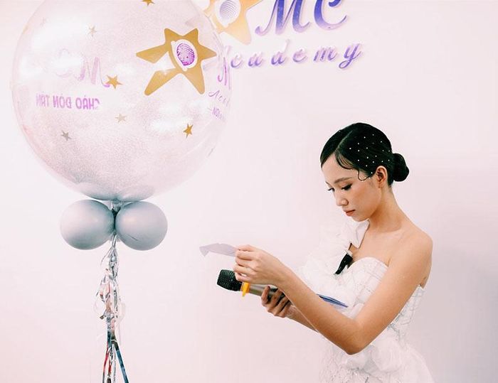  Khánh Linh nghiên cứu lại kịch bản trước khi lên sân khấu - Ảnh: NVCC 