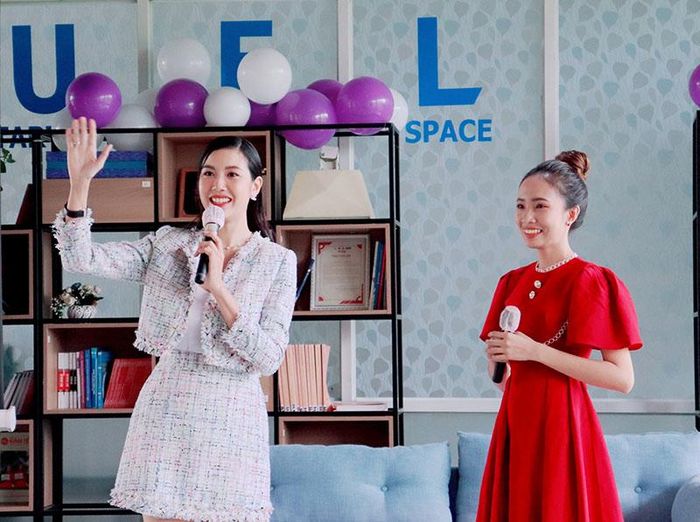  Khánh Linh (bên phải) trò chuyện với Á hậu Thúy Vân trong một chương trình mà mình dẫn dắt - Ảnh: NVCC 
