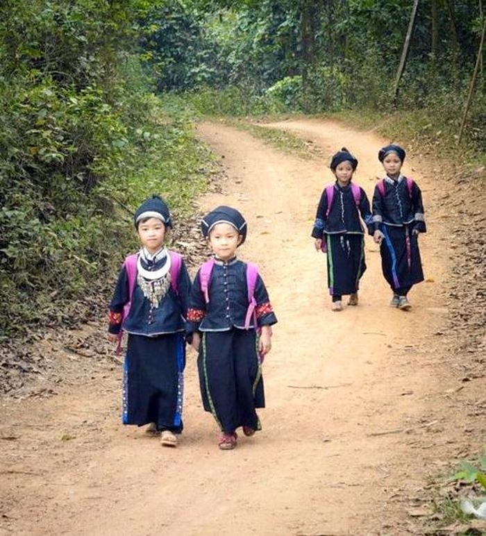 Những em bé người Nùng. Ảnh: Lê Đức