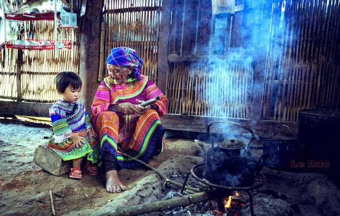 Chuyện với cháu. Ảnh: Lê Đức