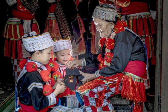 Tác phẩm Trao truyền. Ảnh: Lê Đức