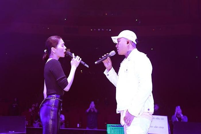 Lệ Quyên song ca với Tuấn Hưng trong buổi tập. 