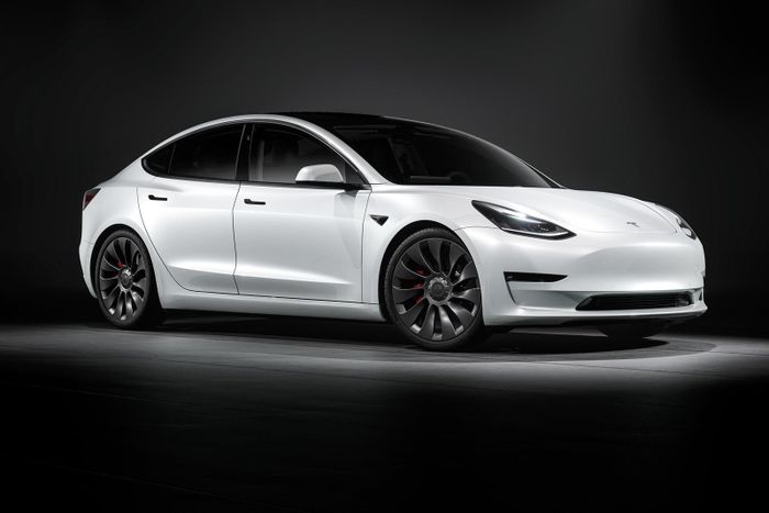  Công nghệ pin mới của Tesla sẽ giúp giá pin EV rẻ hơn. 