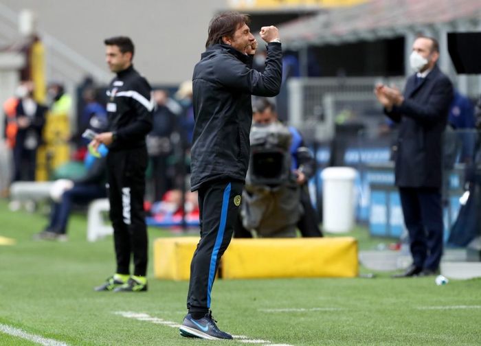  Theo Corriere dello Sport, HLV Conte không giấu được cảm xúc. Ông liên tục hét lớn, đấm vào không trung như một cách để bày tỏ sự phấn khích. 