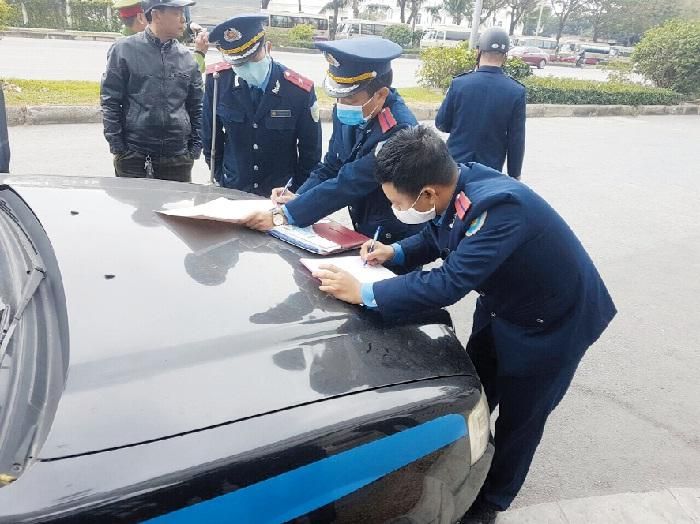 Thanh tra giao thông vận tải quận Long Biên xử lý vi phạm giao thông đường bộ. Ảnh: Đức Dũng
