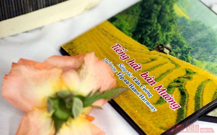  Đĩa CD giới thiệu “Tiếng hát bản Mường” (1959) - ca khúc đầu tiên trong sự nghiệp âm nhạc của nhạc sĩ Nguyễn Lân Cường. 