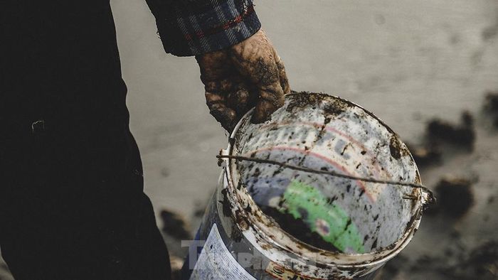 Chiếc xô đựng don đồng hành cùng ngư dân mỗi buổi đi cào