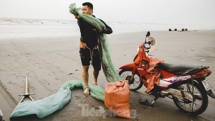 Nếu may mắn, mỗi ngày ngư dân có thể thu nhập từ 300-500 nghìn đồng. Những hôm thời tiết không thuận lợi thì chỉ cào được chút ít rồi phải đi về.