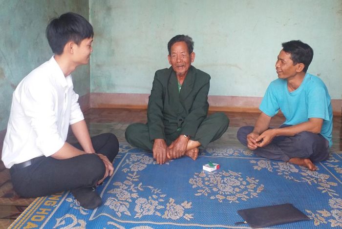 Già làng Siu Nhíp (ngồi giữa) trao đổi kinh nghiệm trong công tác hòa giải. Ảnh: Hồng Thương