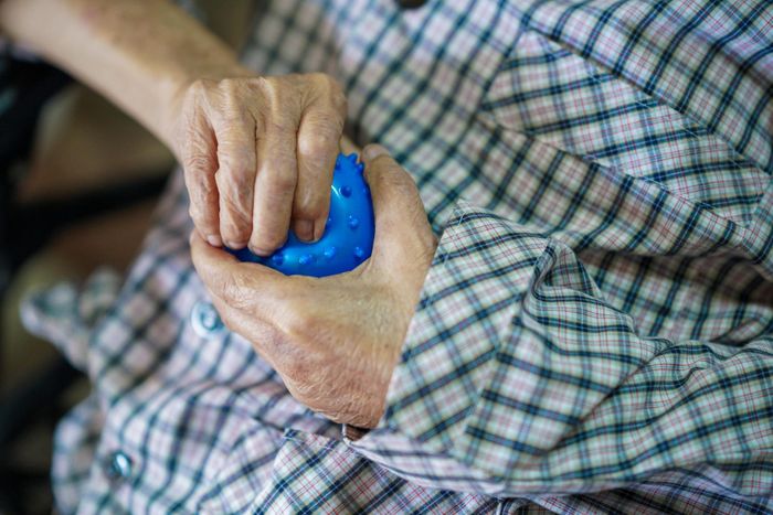 Góc làm việc và nghỉ ngơi của nghệ sĩ Mạc Can. Ảnh: Chí Hùng.