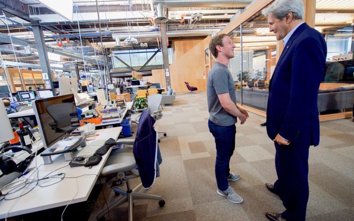  Không nhân viên nào ở trụ sở Facebook có văn phòng riêng, kể cả nhà sáng lập Mark Zuckerberg. Bức ảnh năm 2016, khi Ngoại trưởng Mỹ lúc đó là John Kerry tham quan trụ sở chính tại bang California, cho thấy nơi làm việc của tỷ phú Zuckerberg và đồng nghiệp rất tối giản, theo Telegraph. Ảnh: Getty Images. 