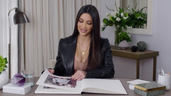  Chiếc bàn làm việc của Kim Kardashian, thành viên mới nhất của câu lạc bộ tỷ phú USD, được đặt trong một không gian màu be, kem và lông chồn. Các phụ kiện bày biện trên bàn được giữ ở mức tối thiểu: một hộp đựng bút bằng đá cẩm thạch, một chiếc đèn, một cuốn sổ và vài chiếc cây xanh được đặt trong chậu có hình thù kỳ lạ để ngăn không gian trông quá đơn sắc. Điểm nổi bật trên bàn làm việc là khối thạch anh tím khá lớn. Những người đam mê pha lê cho rằng loại đá này có thể giúp giảm căng thẳng, xua tan tiêu cực và thúc đẩy nhận thức tâm linh - một khía cạnh "rất Kim", theo Telegraph. Ảnh: Vogue. 