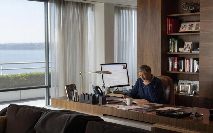  Thoạt nhìn, văn phòng làm việc của tỷ phú giàu thứ 4 thế giới Bill Gates không có gì khác biệt so với các thiết kế thông thường của các công ty kiến trúc. Bàn làm việc lớn bằng gỗ tối màu phù hợp với chiếc ghế da cognac do vợ Melinda Gates tặng ông. Các phụ kiện khác cũng làm bằng da màu nâu để giữ cho mọi văn phòng phẩm ở ngăn nắp. Ảnh: Alamy. 