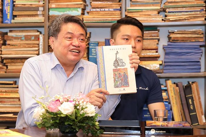 Ông Hà Huy Chiến - Phó Viện trưởng Viện Việt Nam học, cố vấn của chương trình...