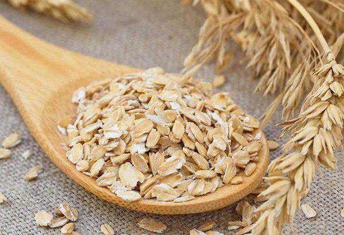 Yến mạch: Là một nguồn chất xơ tuyệt vời, yến mạch là một chất tăng cường tâm trạng tuyệt vời. Loại ngũ cốc ăn sáng này có thể cung cấp chất xơ, kali, magiê, protein và vitamin. Chất xơ trong yến mạch giúp ổn định lượng đường trong máu và cải thiện tâm trạng.