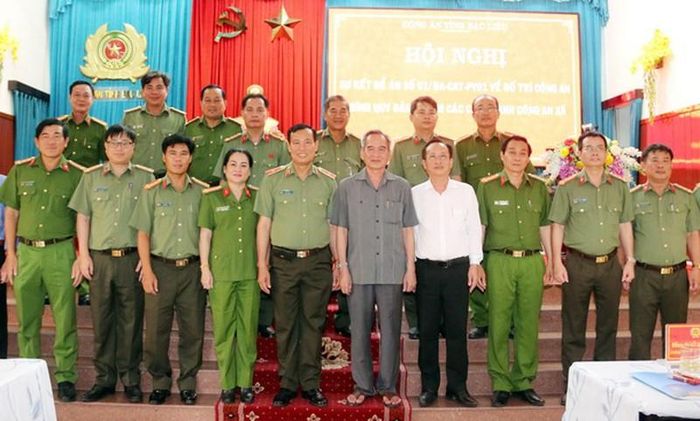 Thứ trưởng Lê Tấn Tới; Bí thư Tỉnh ủy Lữ Văn Hùng (áo xám tro) và Chủ tịch UBND tỉnh Phạm Văn Thiều (áo trắng) chụp ảnh cùng các đại biểu dự Hội nghị. 