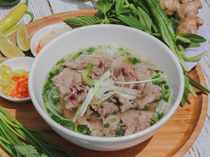 Hoàn thành phở bò Hà Nội thơm ngon, đúng vị (Ảnh minh họa)