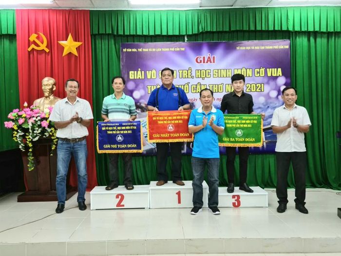 Ông Trương Công Quốc Việt – Phó giám đốc Sở Văn hóa, Thể thao và Du lịch TP. Cần Thơ trao giải thưởng toàn đoàn.