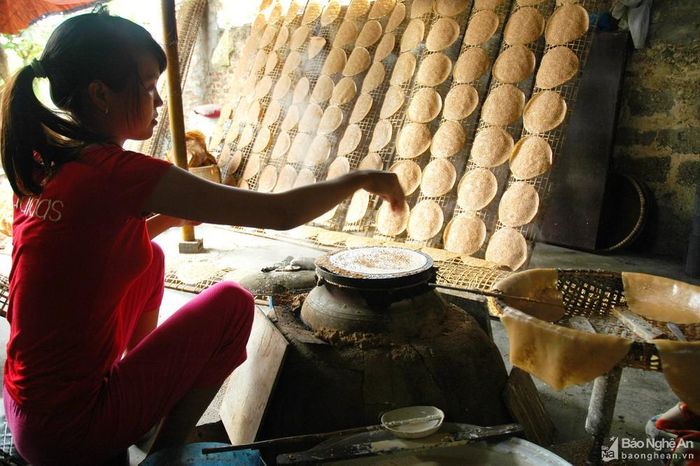 Bánh khô truyền thống (bánh đa vừng) ở xóm Trung Yên được sản xuất thủ công. Ông Nguyễn Đình Hòa - xóm trưởng cho biết: Trung bình mỗi ngày các hộ gia đình tiêu thụ hết 5-6 tạ gạo nguyên liệu cho sản xuất bánh đa nem nhờ vậy đã góp phần tiêu thụ nông sản cho địa bàn. Ảnh: Trần Cảnh Yên.