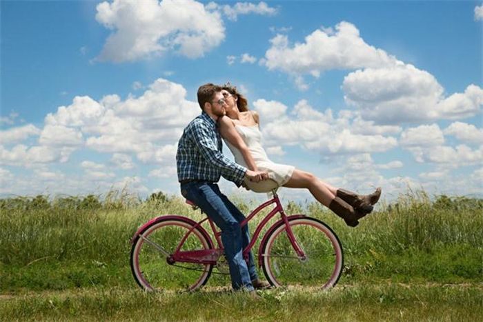 Thoải mái khi nói về những mối quan hệ:Cũng giống như sự chung thủy, chân thành và tôn trọng, giao tiếp giữa hai người yêu nhau đóng vai trò vô cùng quan trọng trong mối quan hệ của hai người. Quá trình giao tiếp nên được diễn ra trong sự thoải mái và vui vẻ. Từ những chuyện nhỏ nhặt trong cuộc sống cho đến những quyết định quan trọng trong đời mình bạn đều muốn chia sẻ với nửa kia.
