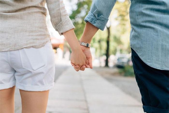 Thành thật với nhau:Trung thực cũng là một trong những yêu cầu cần thiết của một tình yêu nghiêm túc. Nửa kia của bạn nên thoải mái tâm sự tất cả những chuyện vui lẫn buồn cùng bạn thì đó chính là dấu hiệu cho thấy tình yêu của bạn có thể bền vững dù cả hai sẽ phải trải qua bất cứ điều gì.